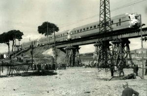 El pont provisional de la Riera de las Arenas es inaugurat pel Ministre de Obres Públiques i el President de Renfe el 15 d'octubre de 1962. Francesc Ribera.