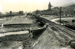 Reparació provisional del pont sobre el riu Ripoll. Francesc Ribera.