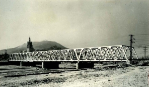 La solució final al pont del Ripoll és similar a la del Besós: tauler metàl·lic Warren roblonat. Francesc Ribera.